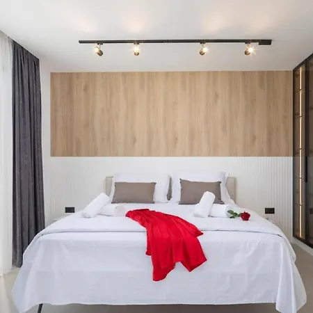 Luxury With Swimming Pool And Sauna トロギール