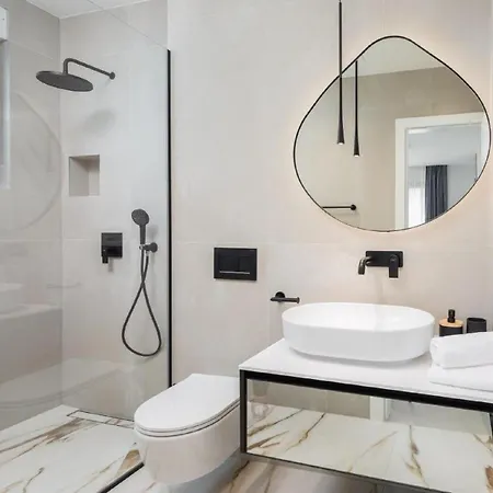 Luxury With Swimming Pool And Sauna * トロギール