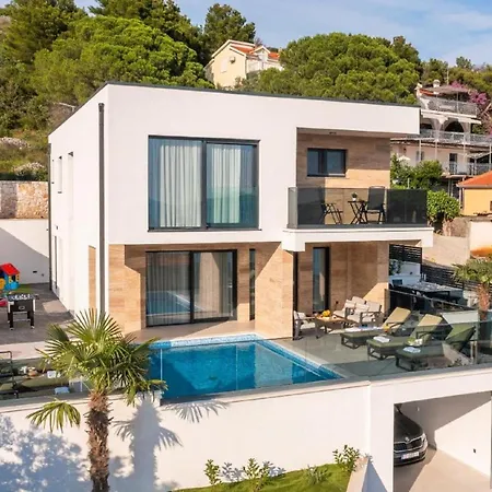 Luxury With Swimming Pool And Sauna * تروغير