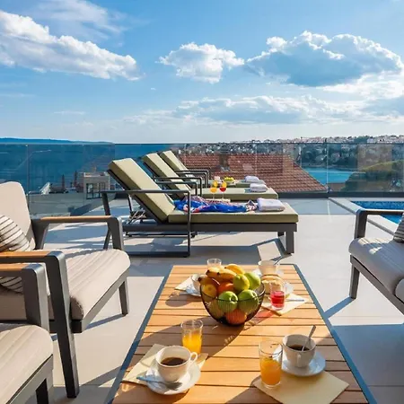 Luxury With Swimming Pool And Sauna فيلة *