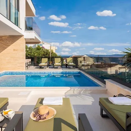 Luxury With Swimming Pool And Sauna