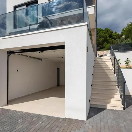 Luxury With Swimming Pool And Sauna تروغير