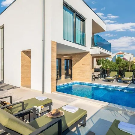 Luxury With Swimming Pool And Sauna トロギール