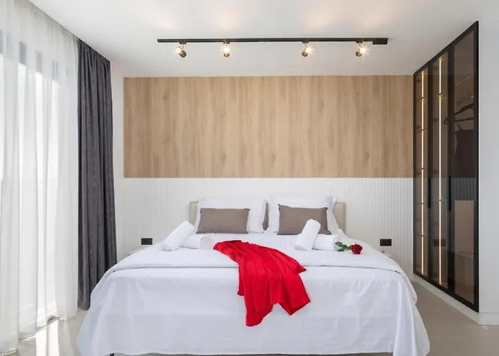 Luxury With Swimming Pool And Sauna トロギール