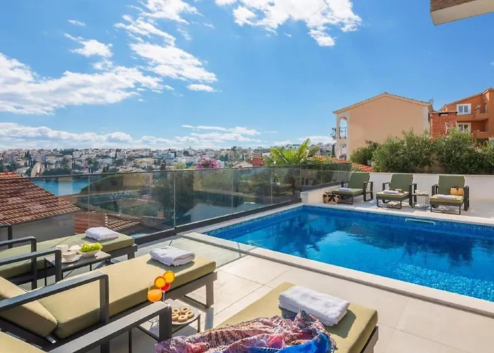 Luxury With Swimming Pool And Sauna ヴィラ トロギール