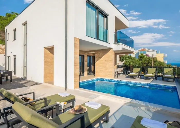 Luxury With Swimming Pool And Sauna トロギール