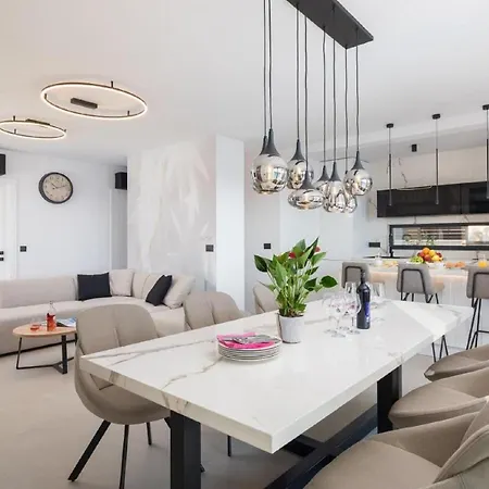 Luxury With Swimming Pool And Sauna *