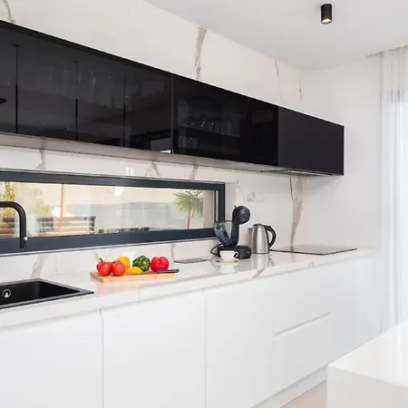 Luxury With Swimming Pool And Sauna *