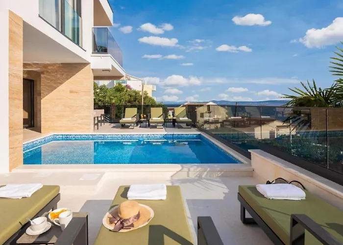 Luxury With Swimming Pool And Sauna