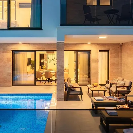 Luxury With Swimming Pool And Sauna Vila